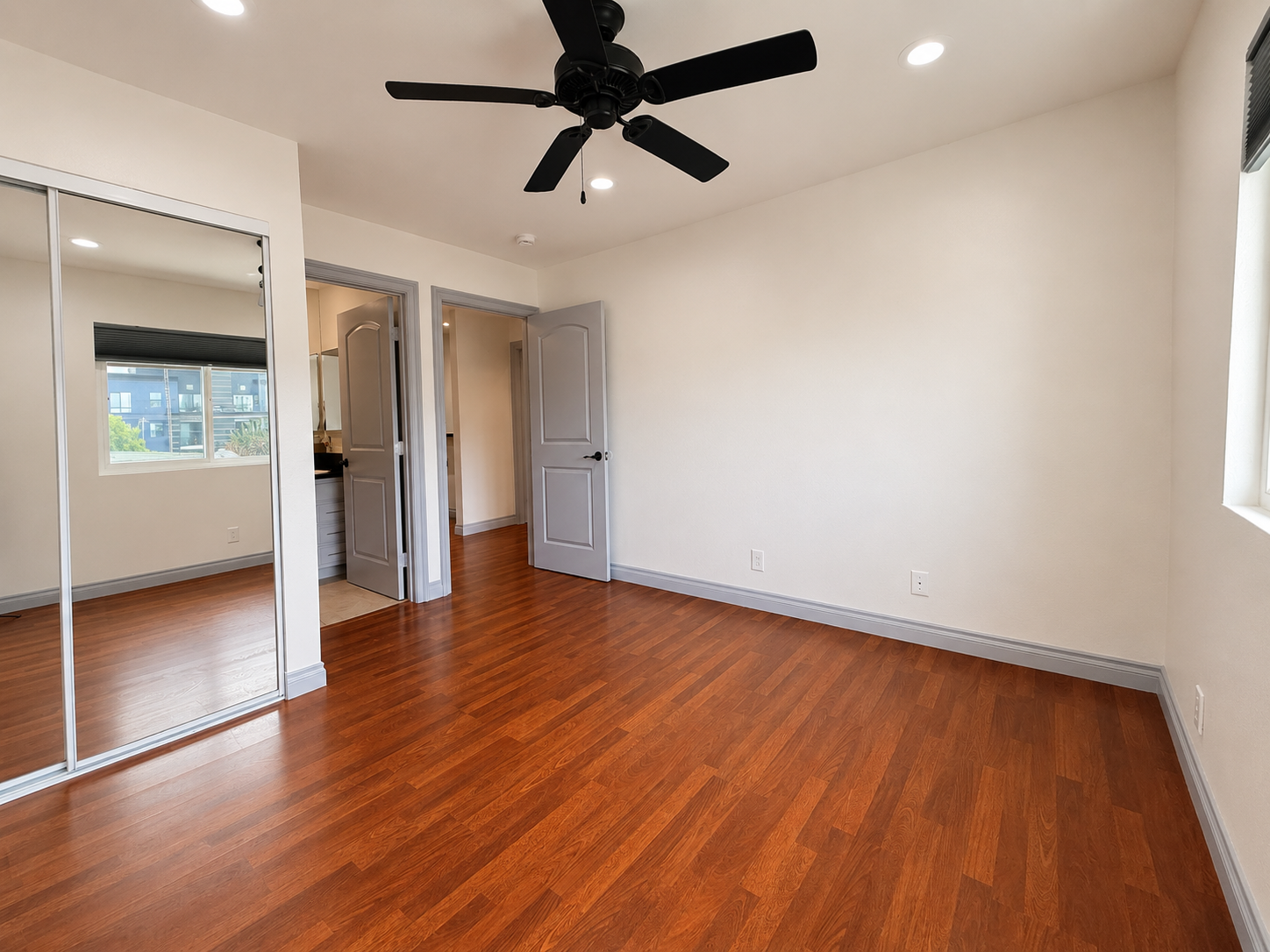 Actual vacant Residence 7 bedroom with mirrored closet